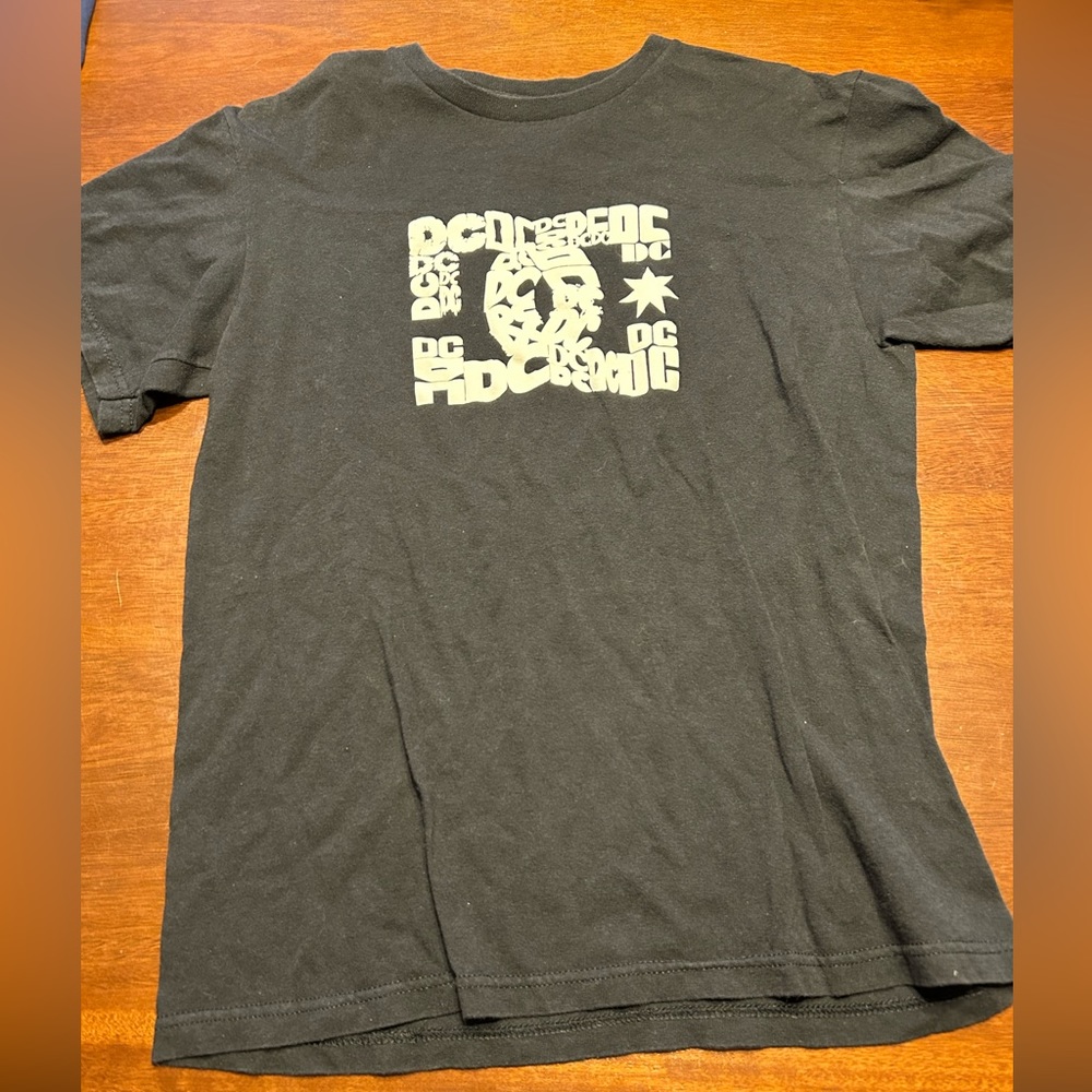 DC tee size medium